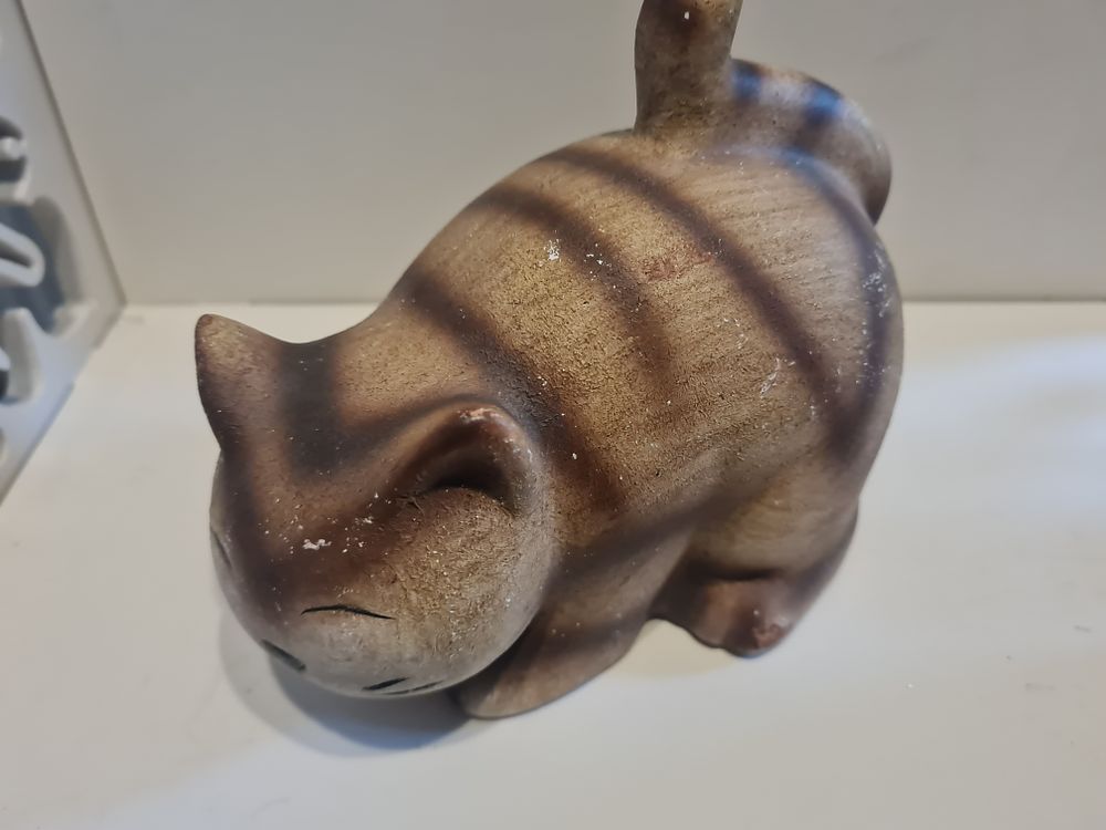 Lot 215: Large cat figurine