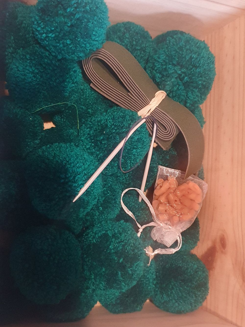 Lot 220: Lot of knitting items