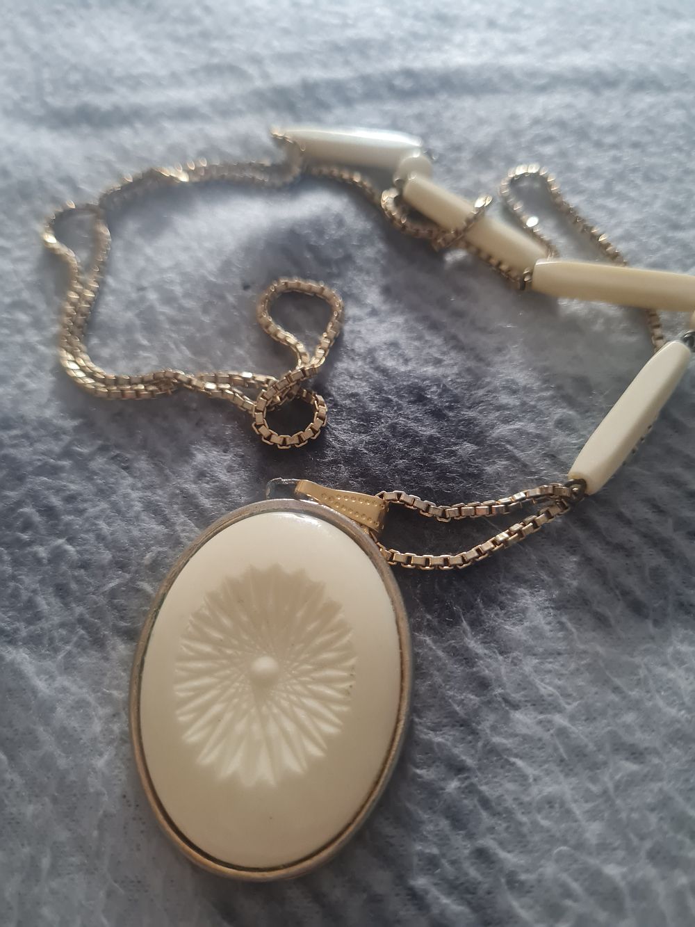 Lot 233: Vintage chain & pendant