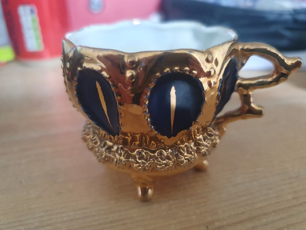 Lot 89: Vintage stamped collecters mug