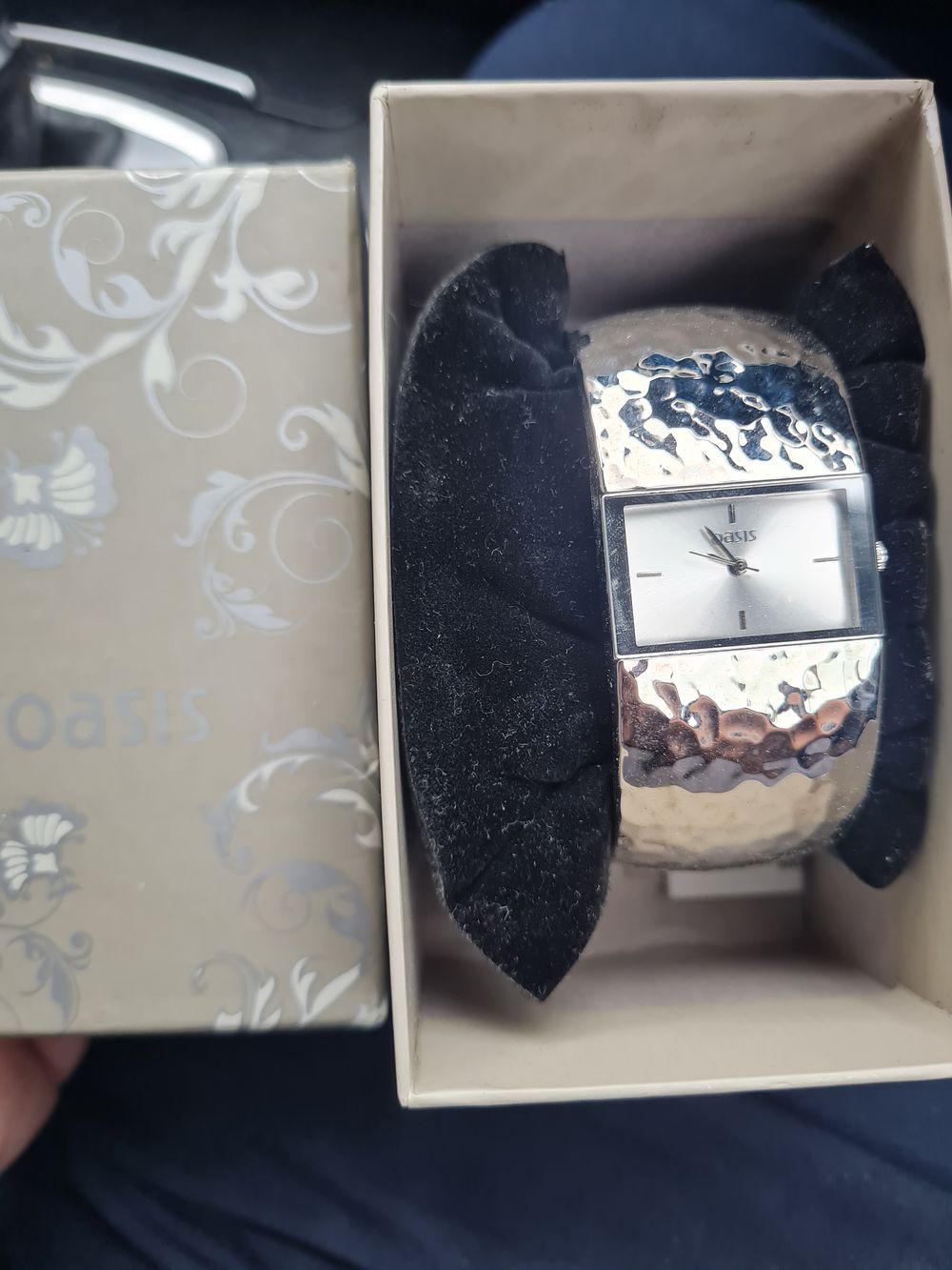 Lot 110: Boxed oasis watch