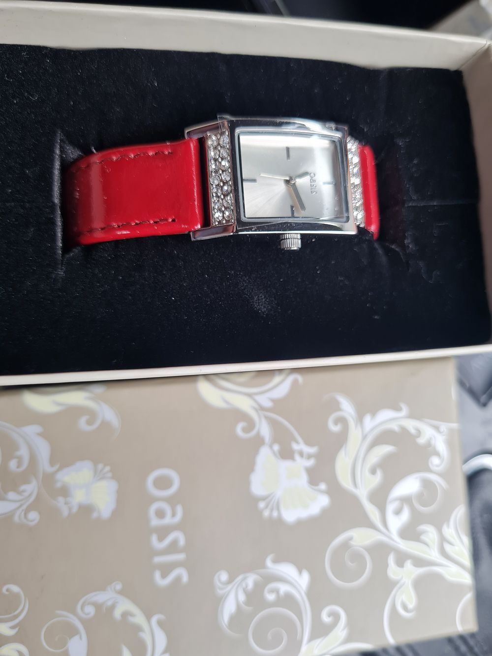 Lot 114: Boxed oasis watch