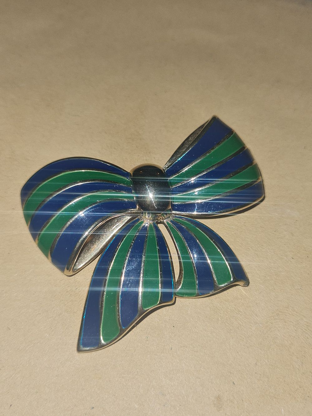 Lot 122: Large brooch