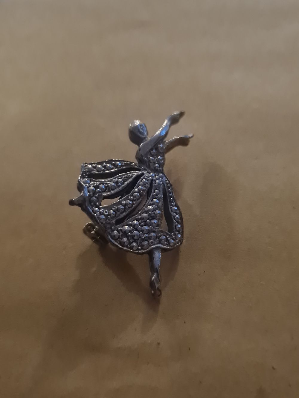 Lot 125: Dancing brooch