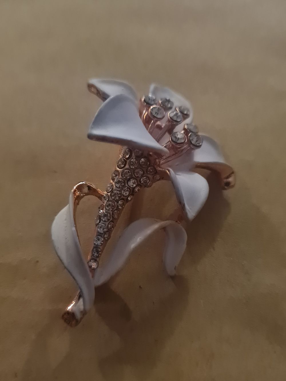 Lot 120: Vintage flower brooch
