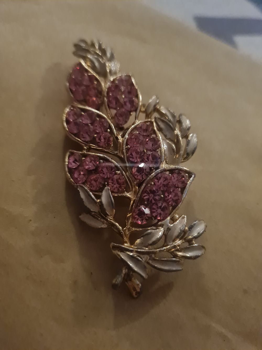 Lot 127: Large brooch