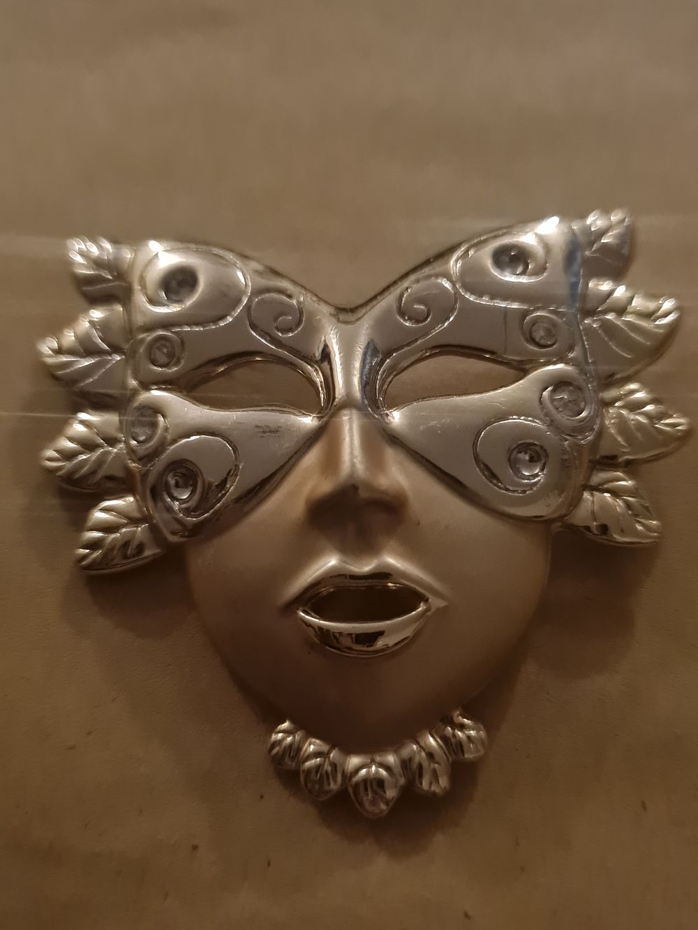 Lot 133: Statement brooch