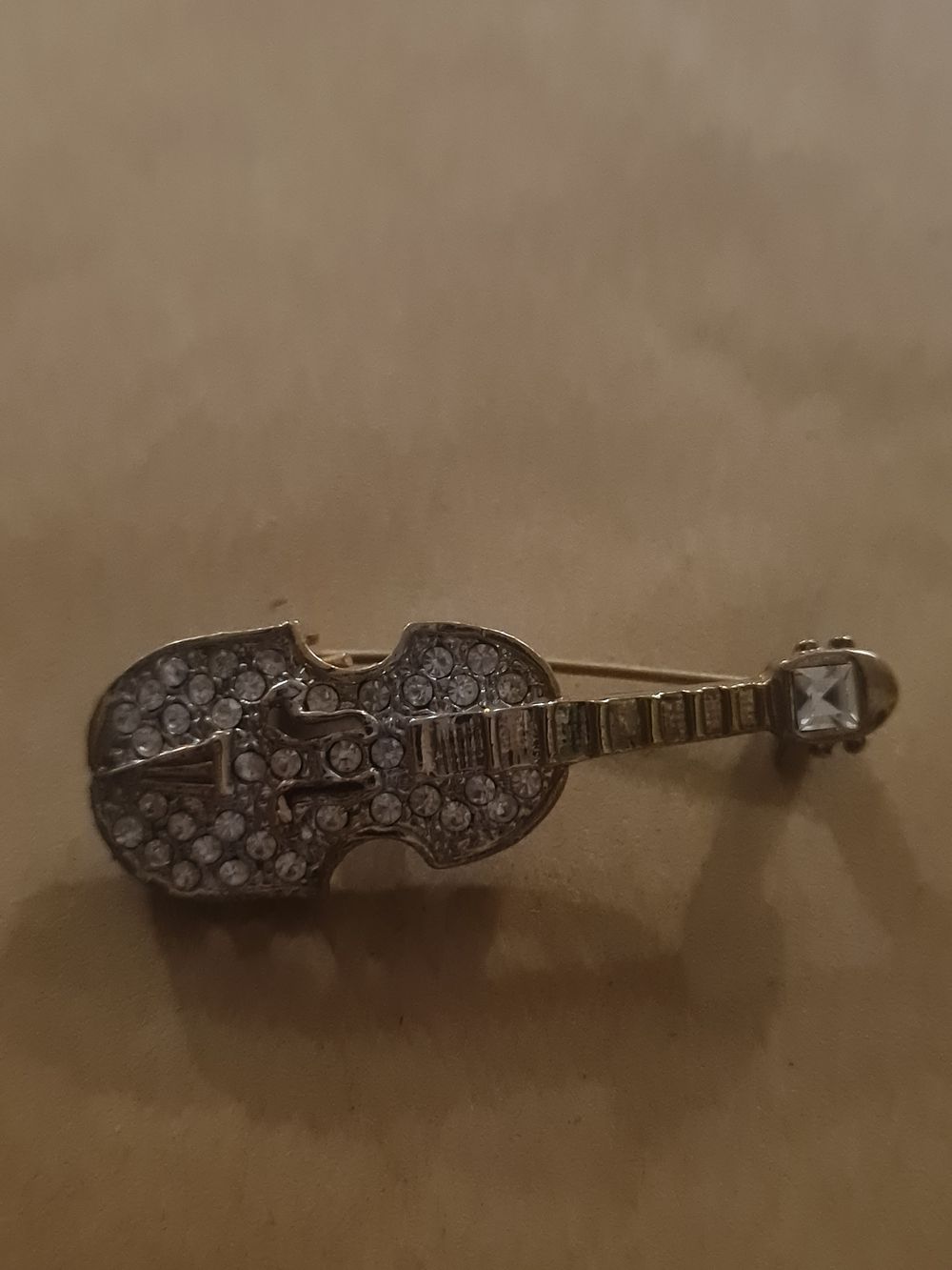 Lot 129: Guitar brooch