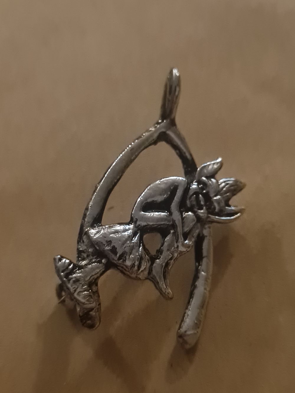 Lot 100t: Unusual brooch