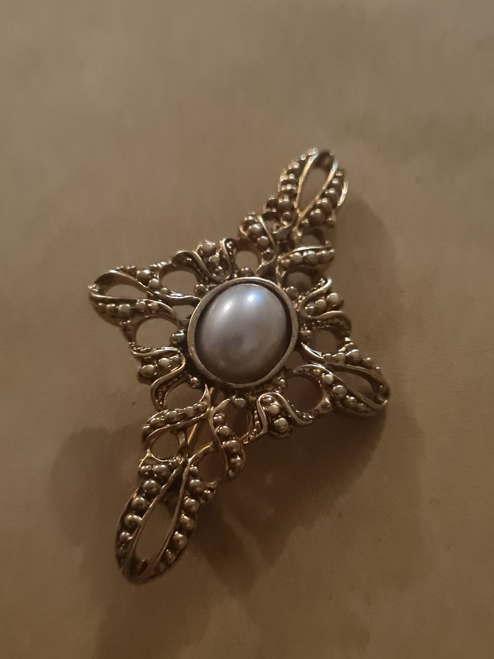 Lot 130: Diamanté brooch