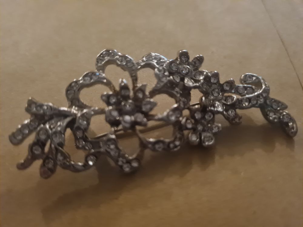 Lot 150: Large brooch