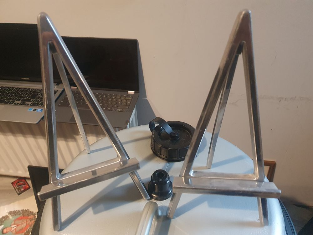 Lot 159: 2 metal stands