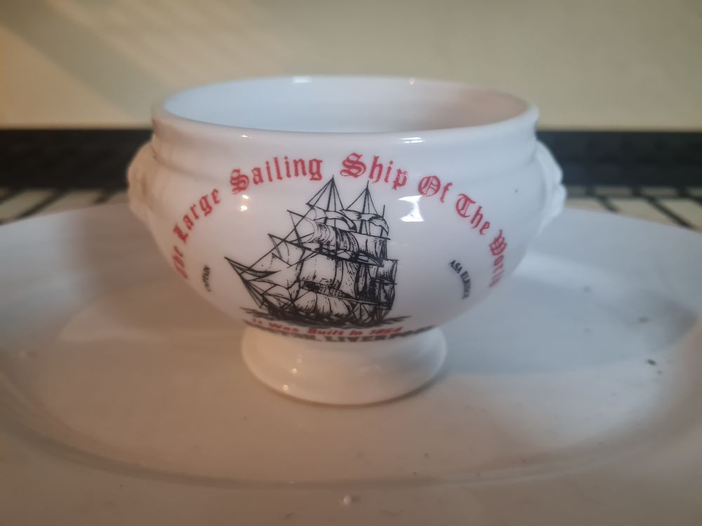 Lot 174: Large sailings ship of the world tureen