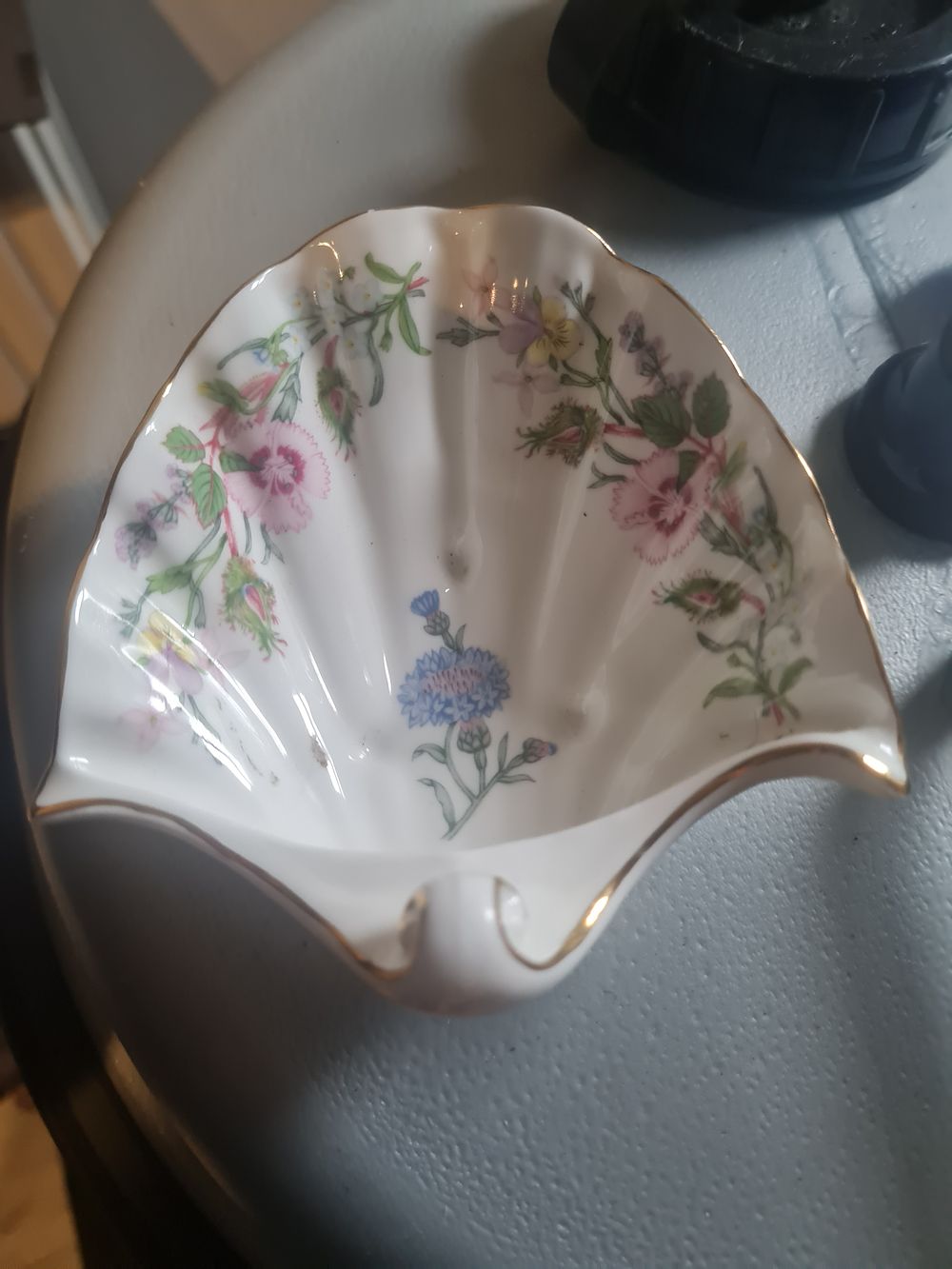 Lot 177: Aynsley shell dish wild tudor