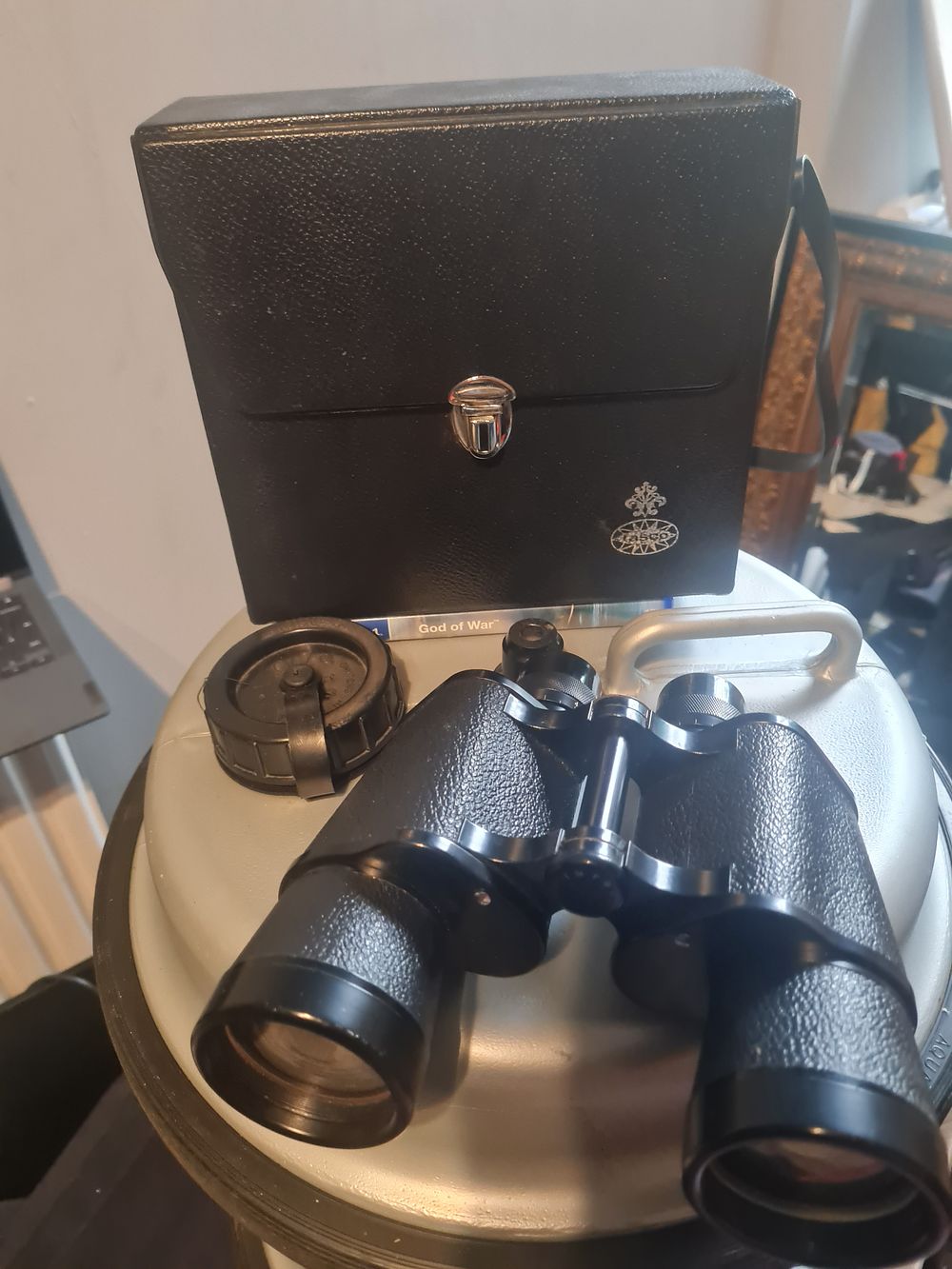 Lot 55: Cased tasco binoculars