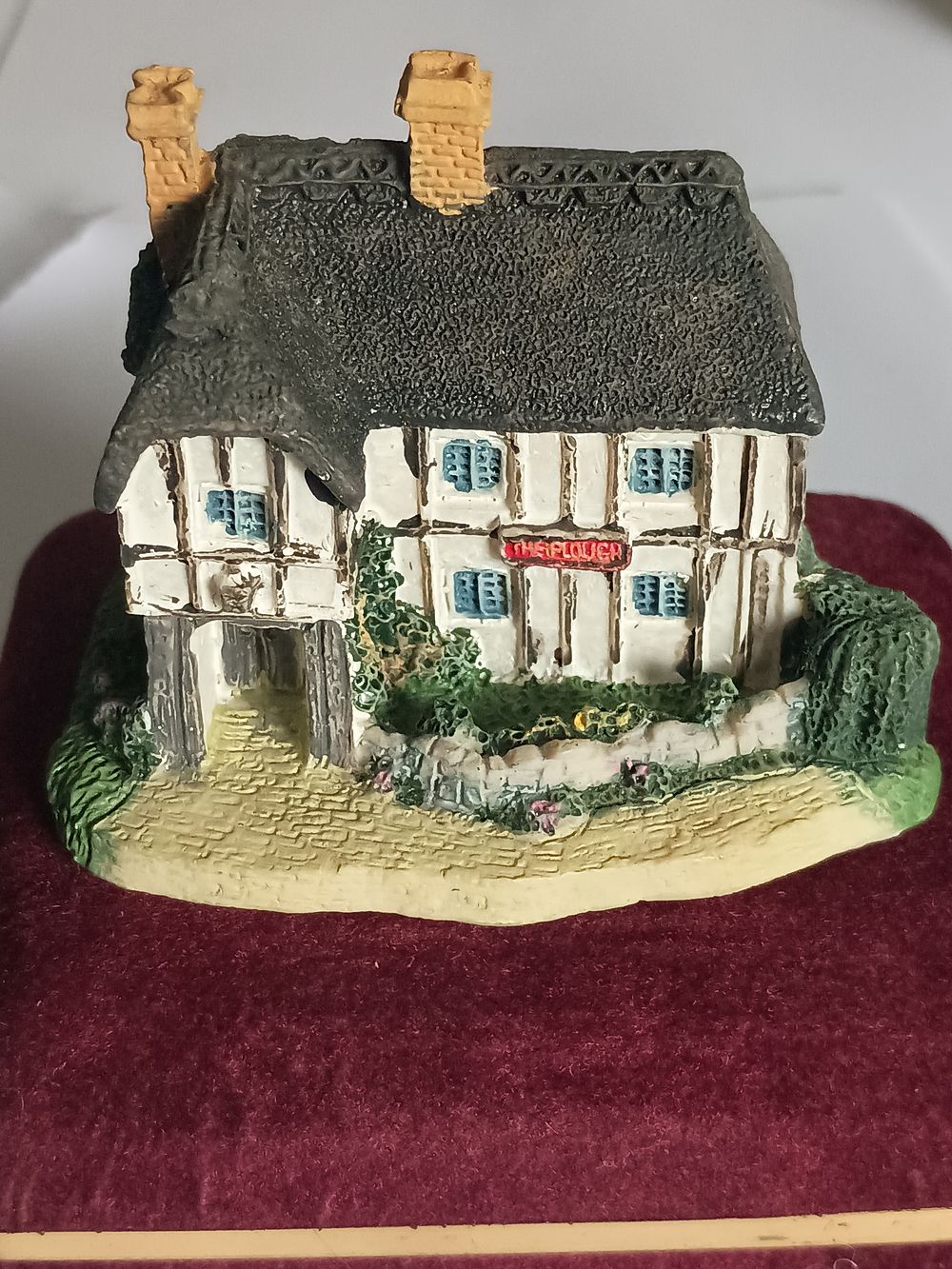 Lot 68: Lovely Collectable Cottage Ornament 'The Plough'
