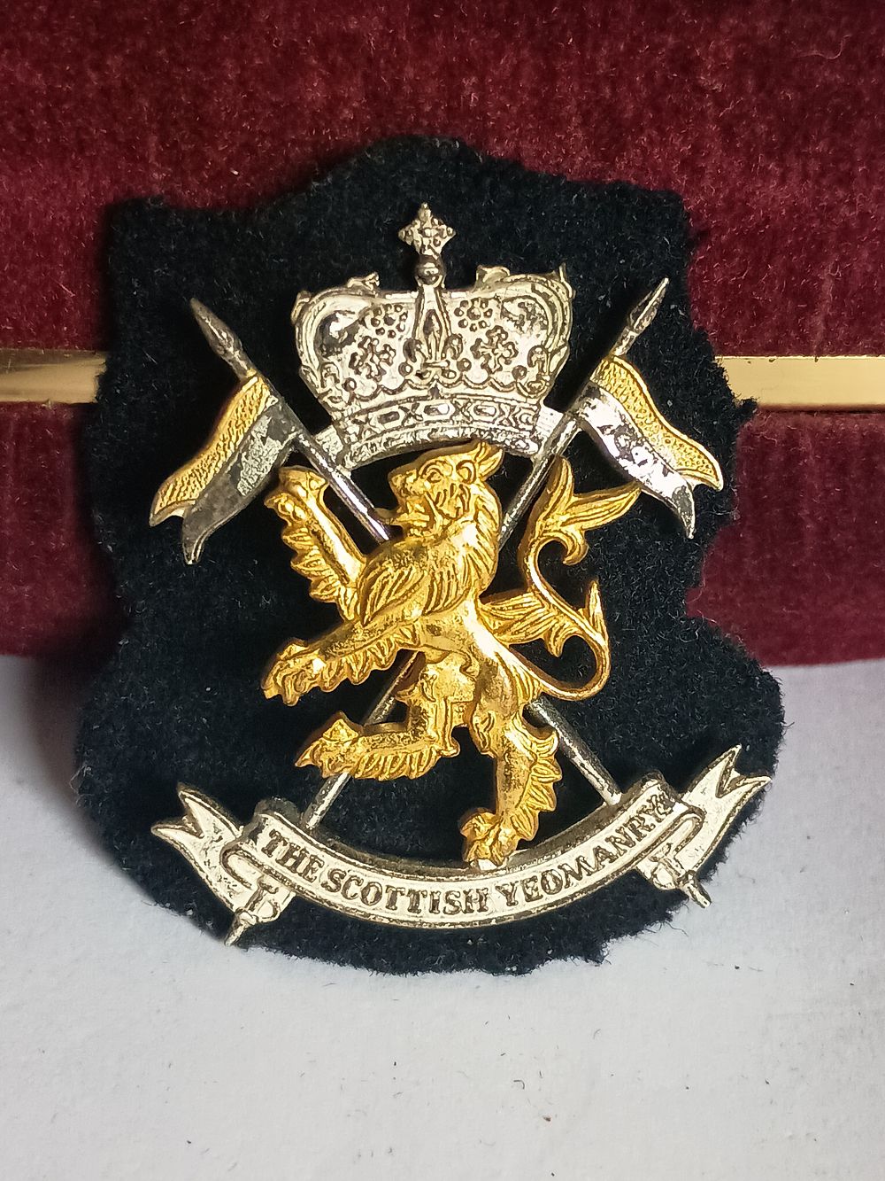 Lot 76: Vintage Scottish Yeomanry – Gilt Cap Badge.