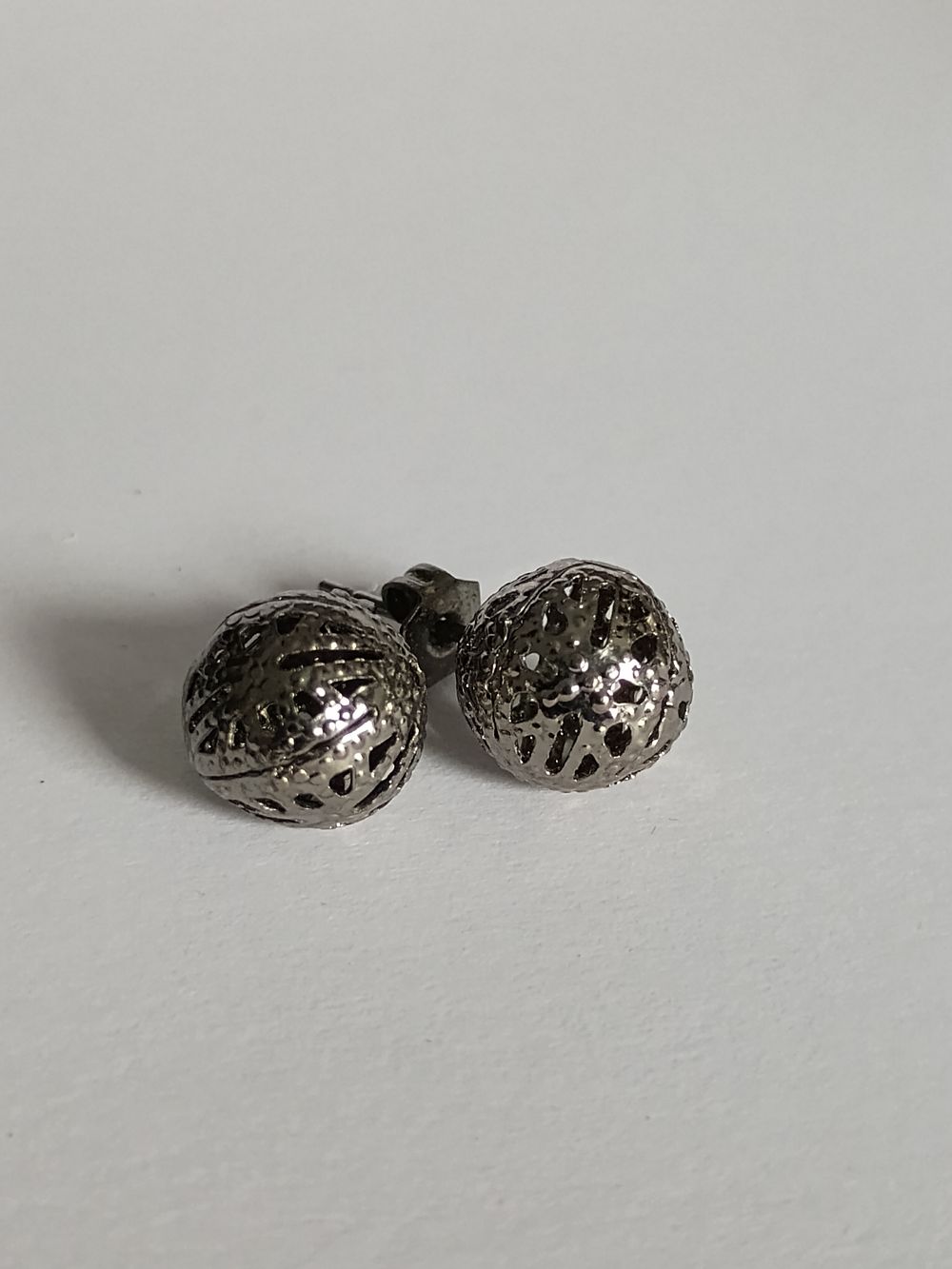 Lot 233: Lovely Detailed Hollow Stud Ball Earrings