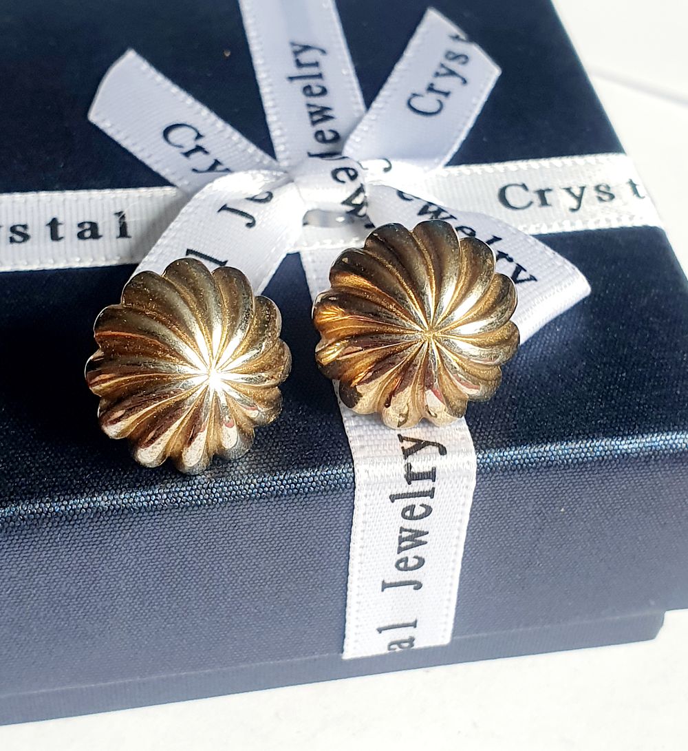 Lot 243: Ladies Solid Ribbed Vintage Stud Earrings