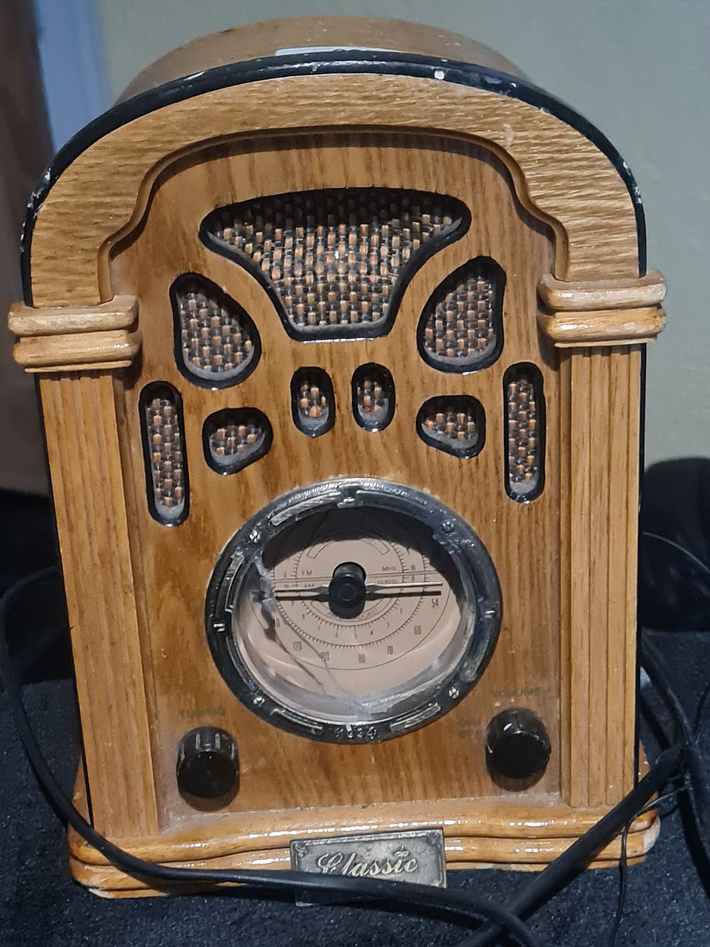 Lot 255: Vintage radio as seen