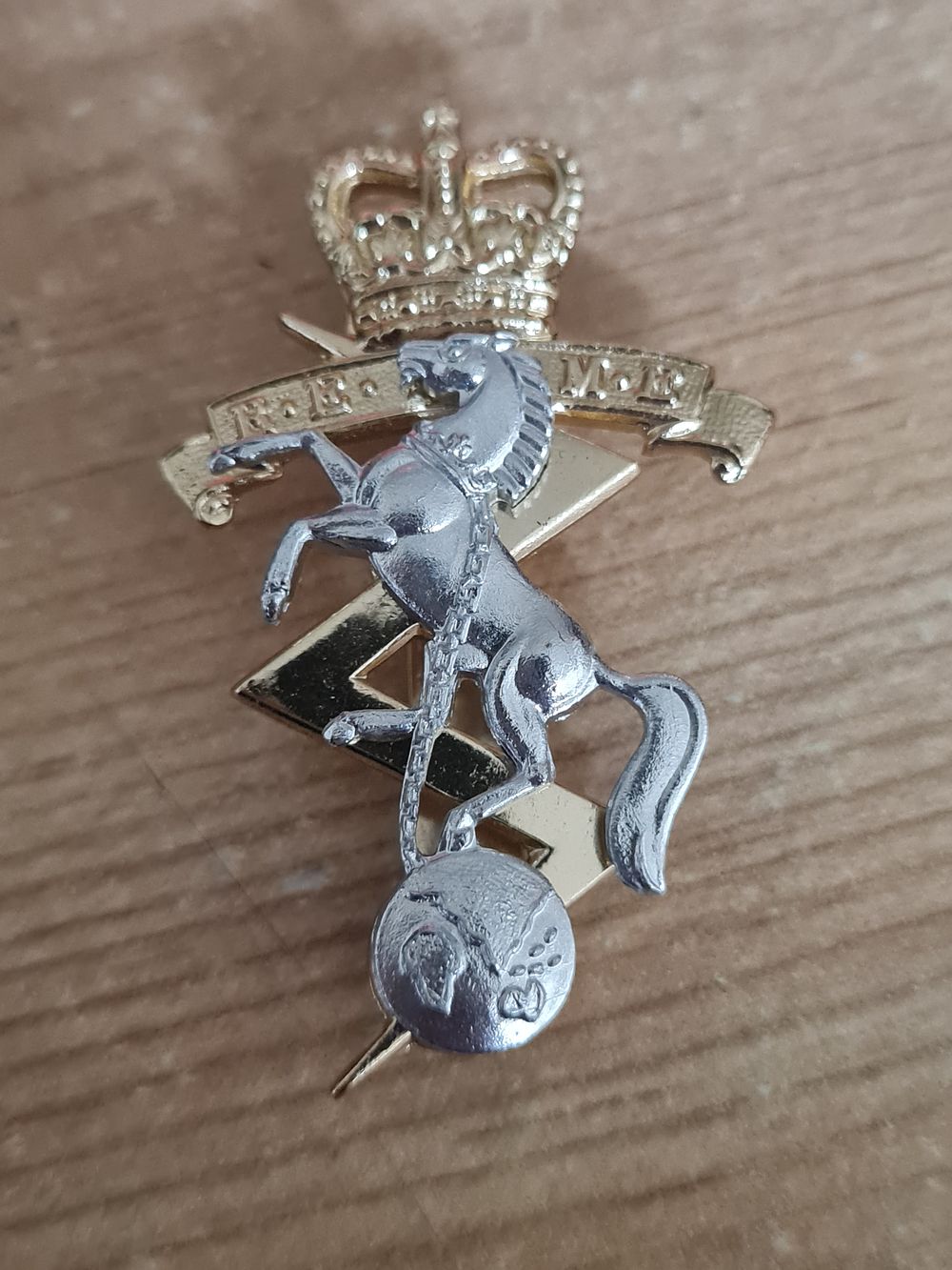 Lot 54e: Vintage REME Royal Electrical and Mechanical Engineers Cap Badge