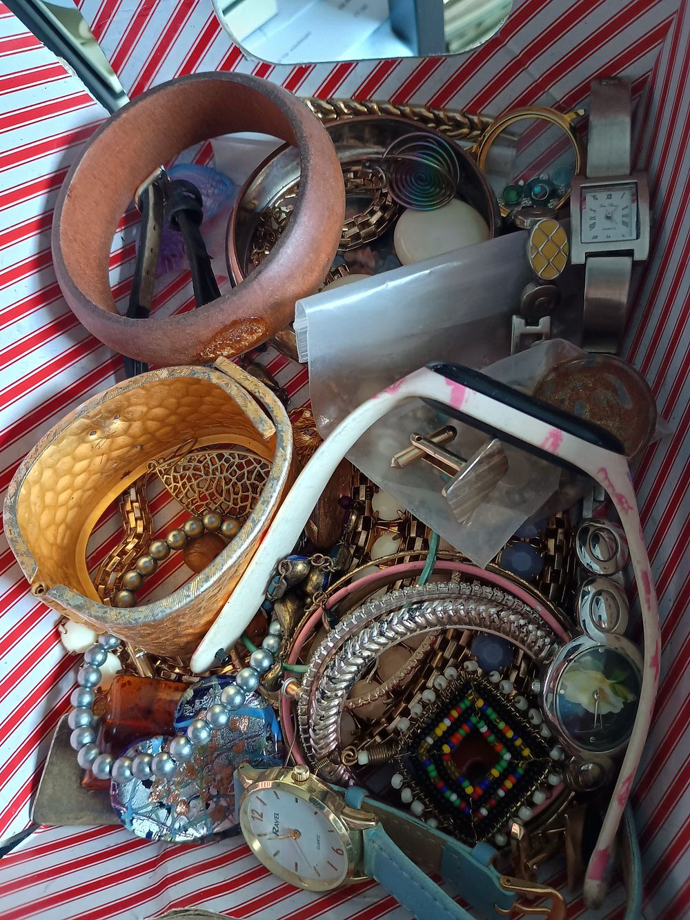 Lot 39c: Mixed box lot of jewellery