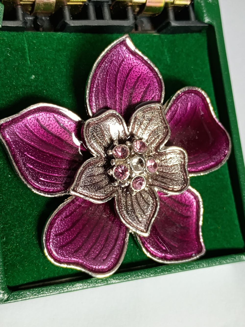 Lot 383: Ladies Beautiful Solid Diamante Flower Pendant