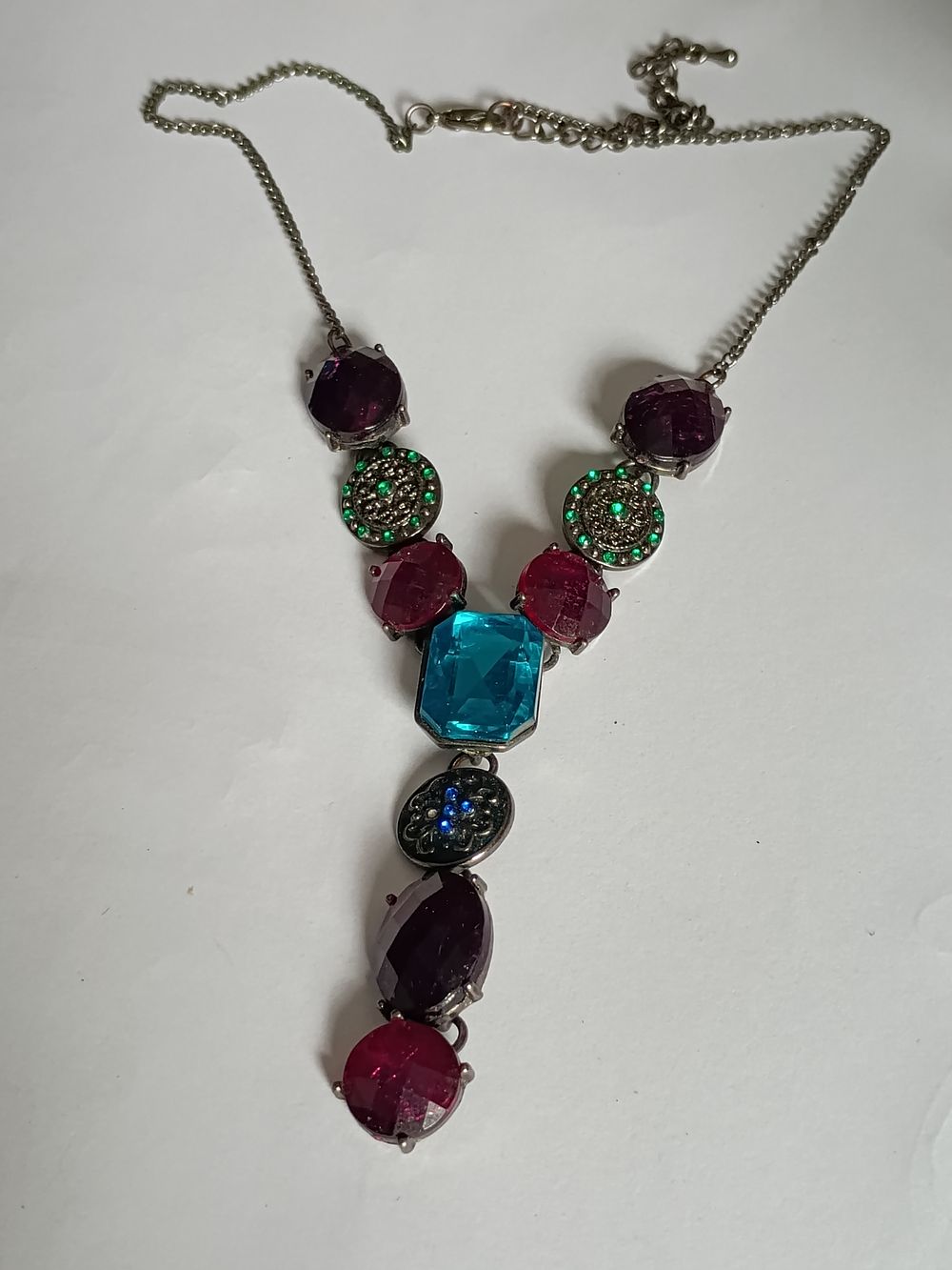 Lot 388: Ladies Beautiful Chain With Detailed Pendants