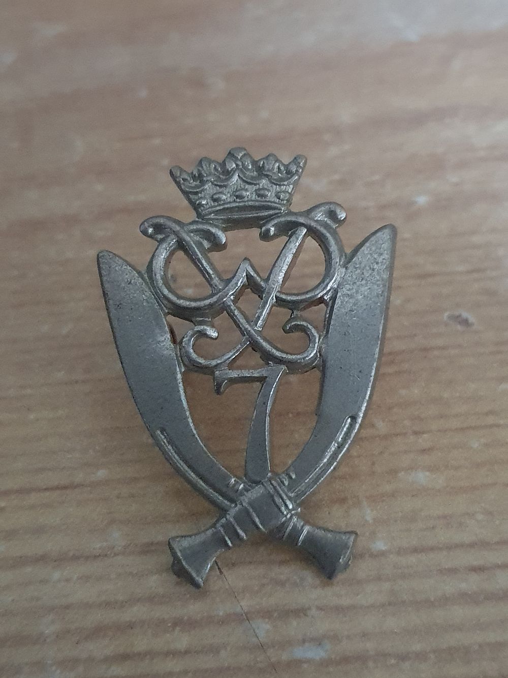 Lot 117: The 7th Duke Of Edinburgh's Own Gurkha Rifles Beret badge