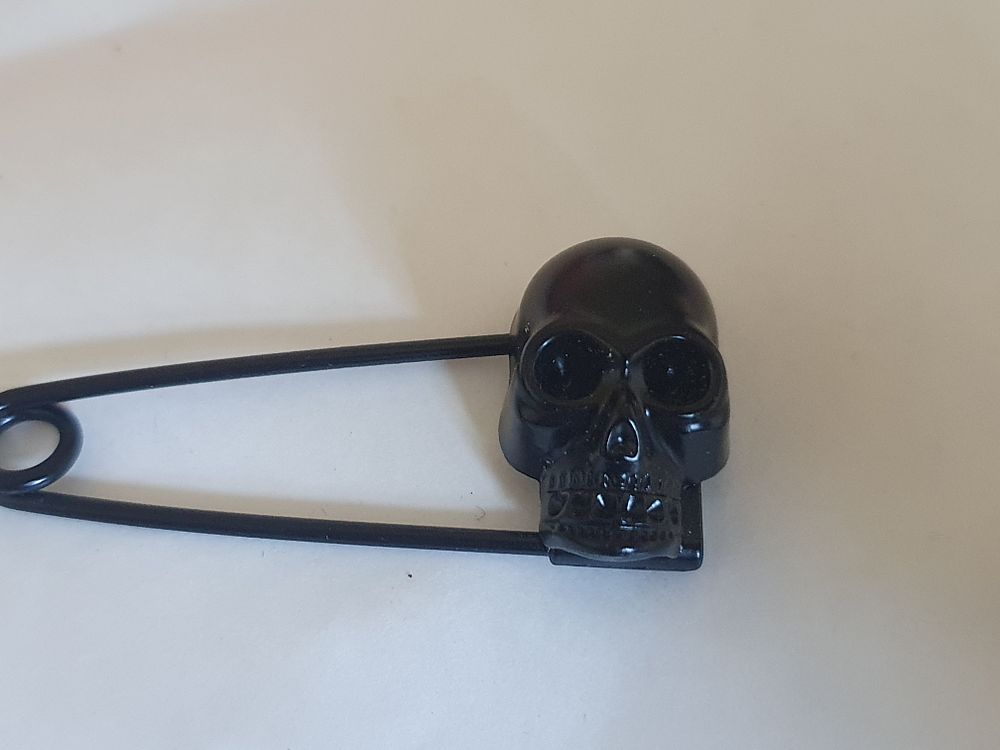 Lot 121: Skull clip