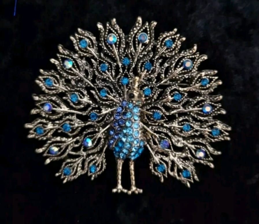 Lot 246: Large peacock brooch