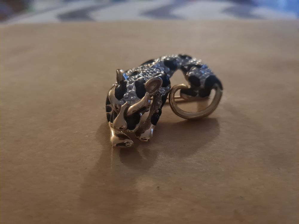 Lot 272: Leopard brooch