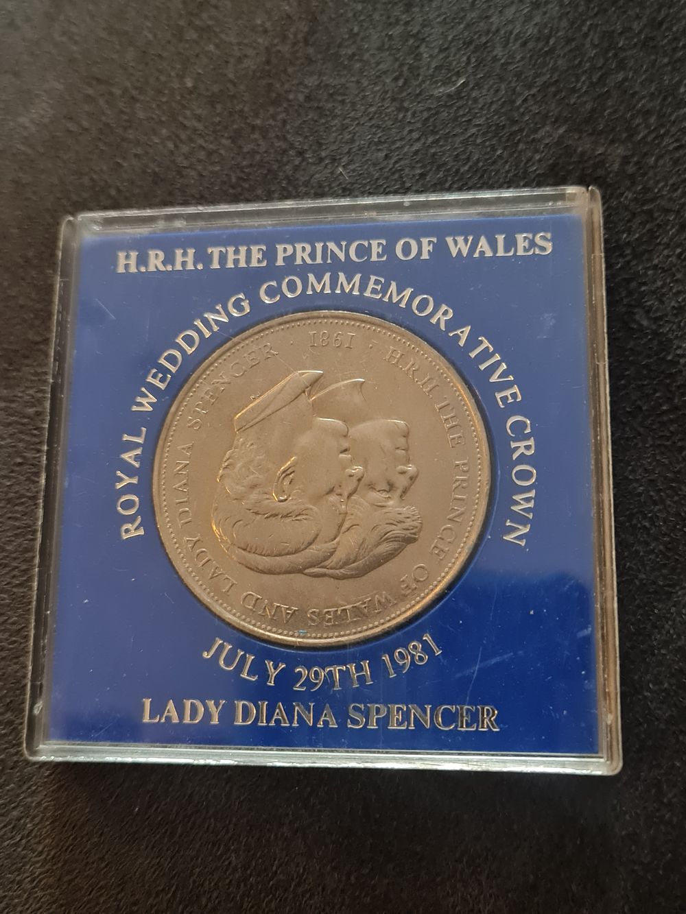 Lot 7a: Vintage cased coin