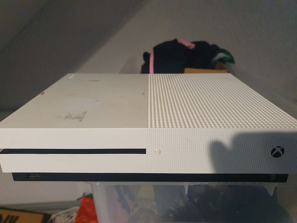Lot 6e: Xbox 1 s console