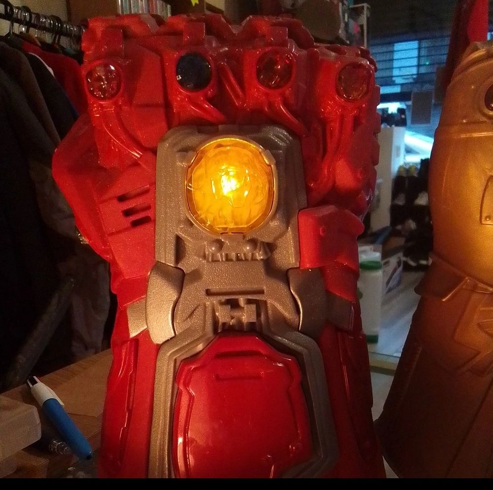 Lot 163: Avengers Endgame  Iron Man Infinity Gauntlet Light