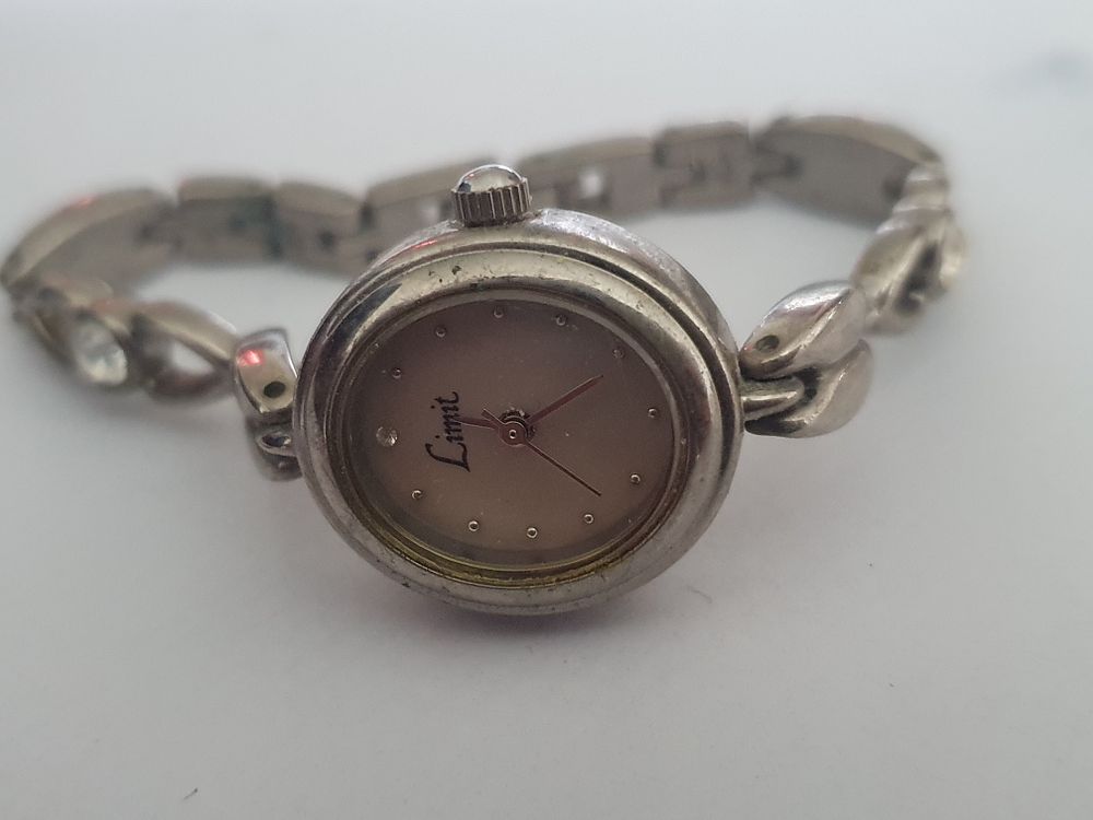 Lot 182: Ladies limit watch