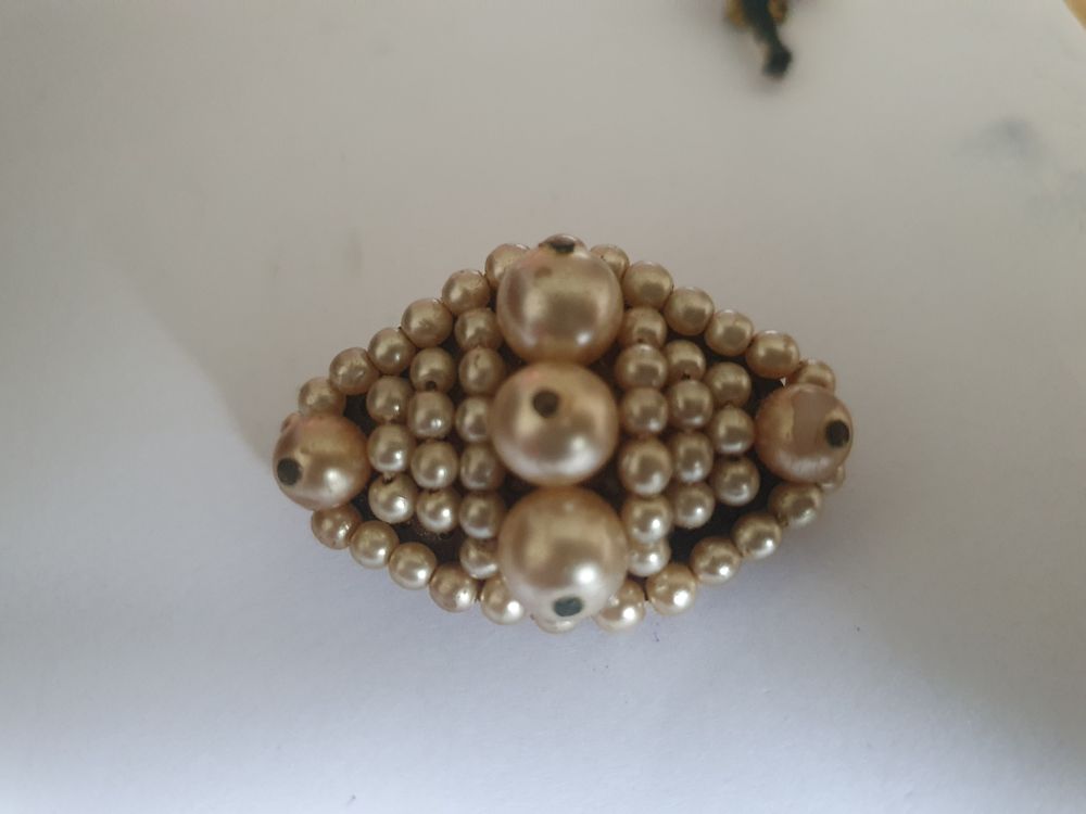 Lot 184: Vintage broach