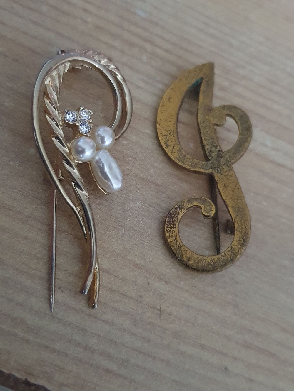 Lot 190: 2 brooches