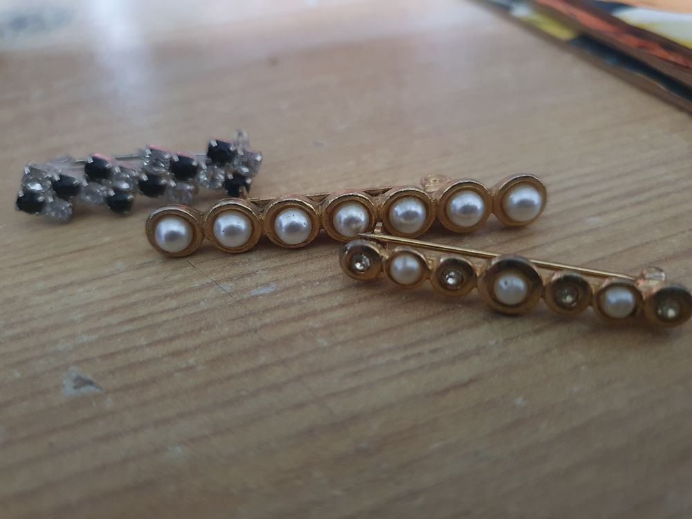 Lot 207: Vintage brooch lot
