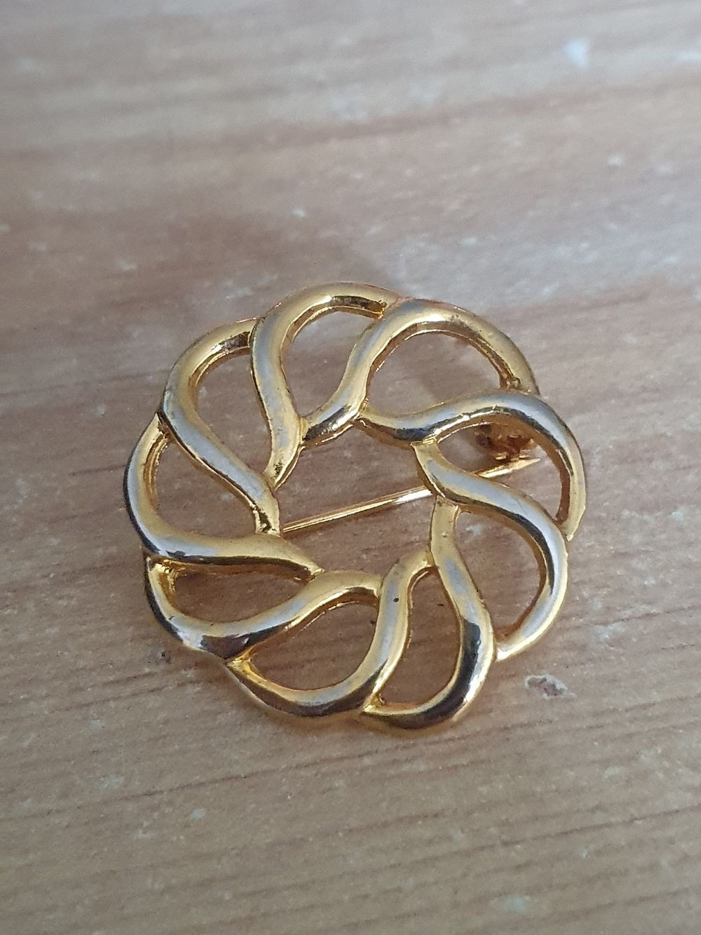 Lot 212: Gold tone broach