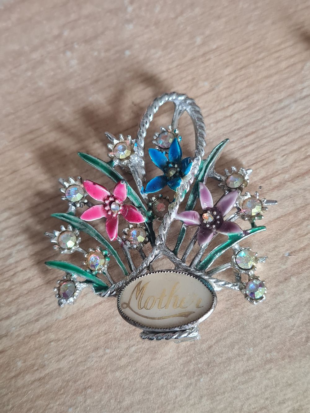 Lot 216: Vintage mother brooch