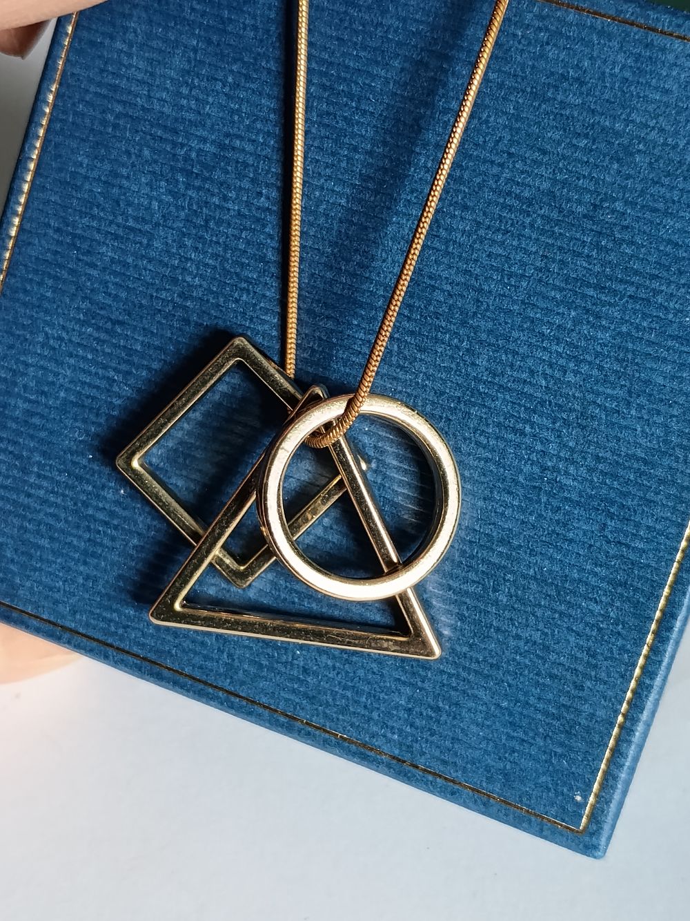 Lot 231: Ladies Triple Pendant Chain