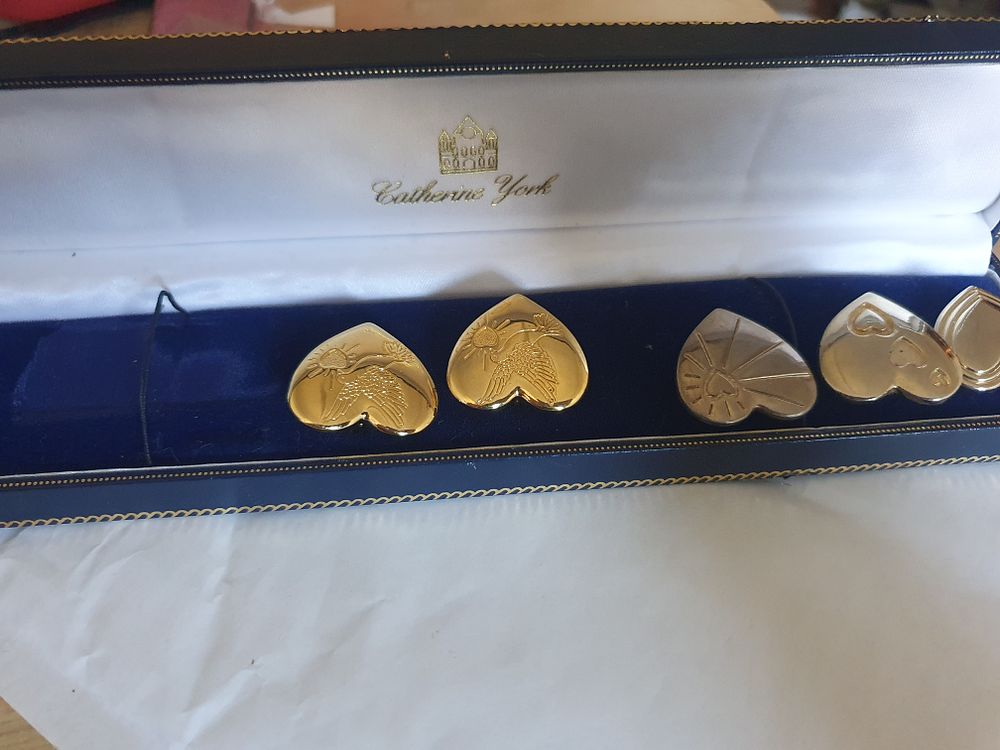 Lot 258: Collection of heart brooches