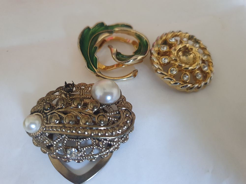 Lot 259: Collection of scarf clips