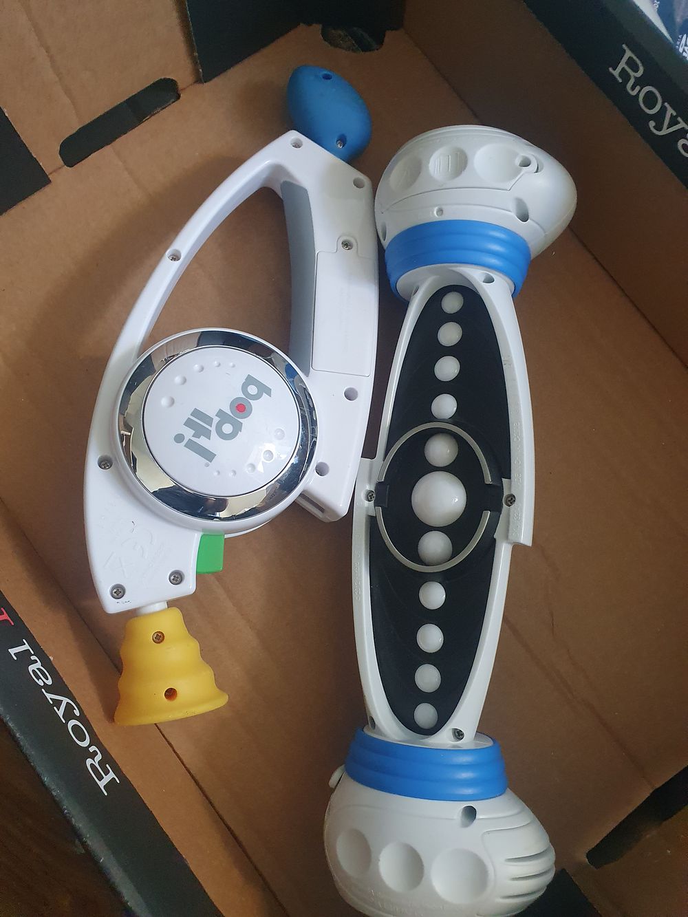 Lot 327: 2 bop it toys