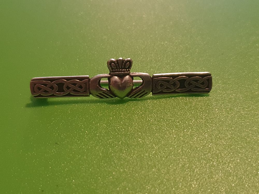 Lot 8l: Vintage silver stamped claddagh broach