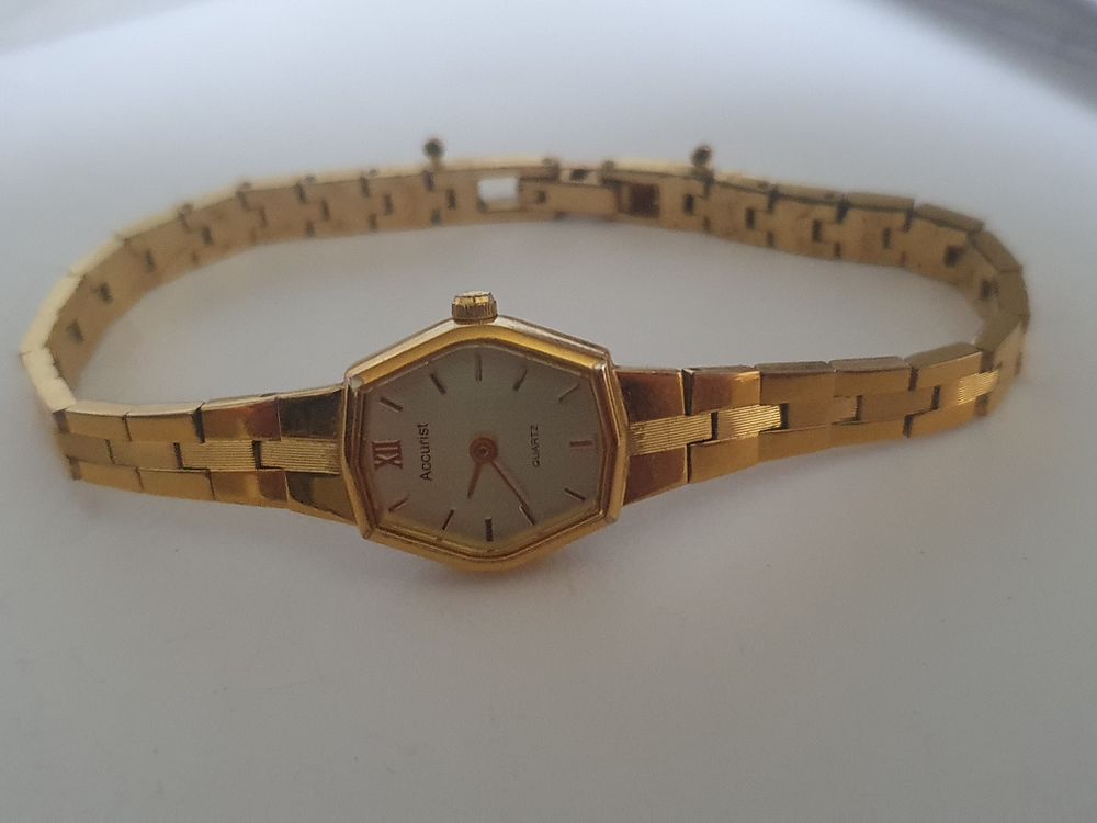 Lot 434: Vintage gold tone accurist watch