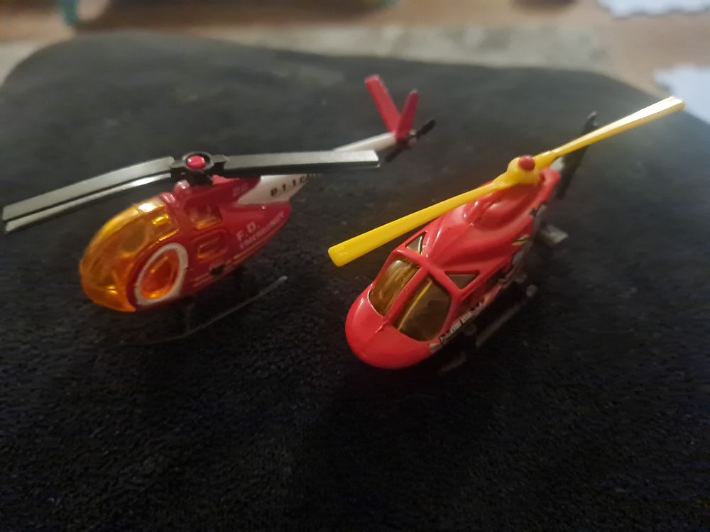 Lot 100d: 2 model helicopters