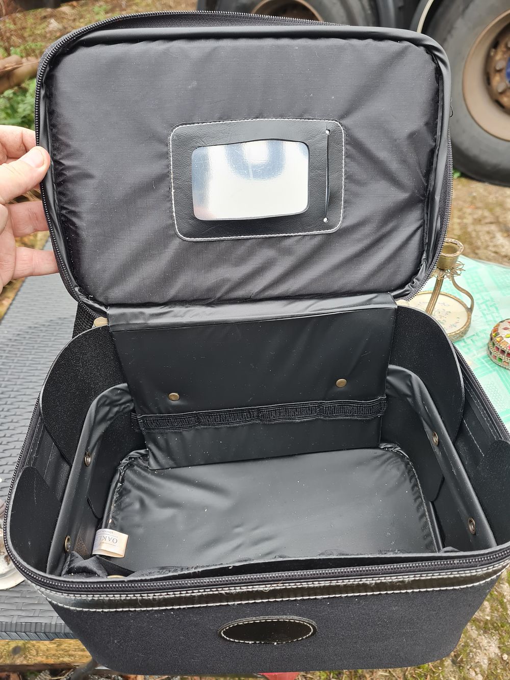 Lot 133r: Make up case