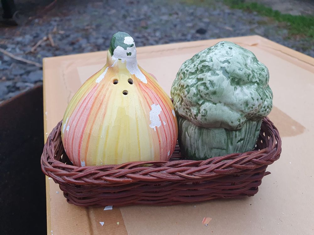 Lot 494: Vintage salt and pepper set